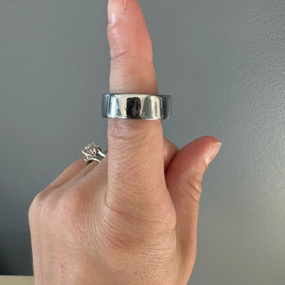Oura Ring 4 with Charging Base in Metallic Gray